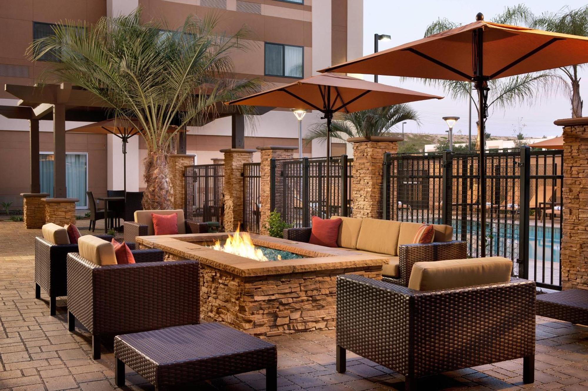 Courtyard By Marriott San Diego Oceanside Bagian luar foto