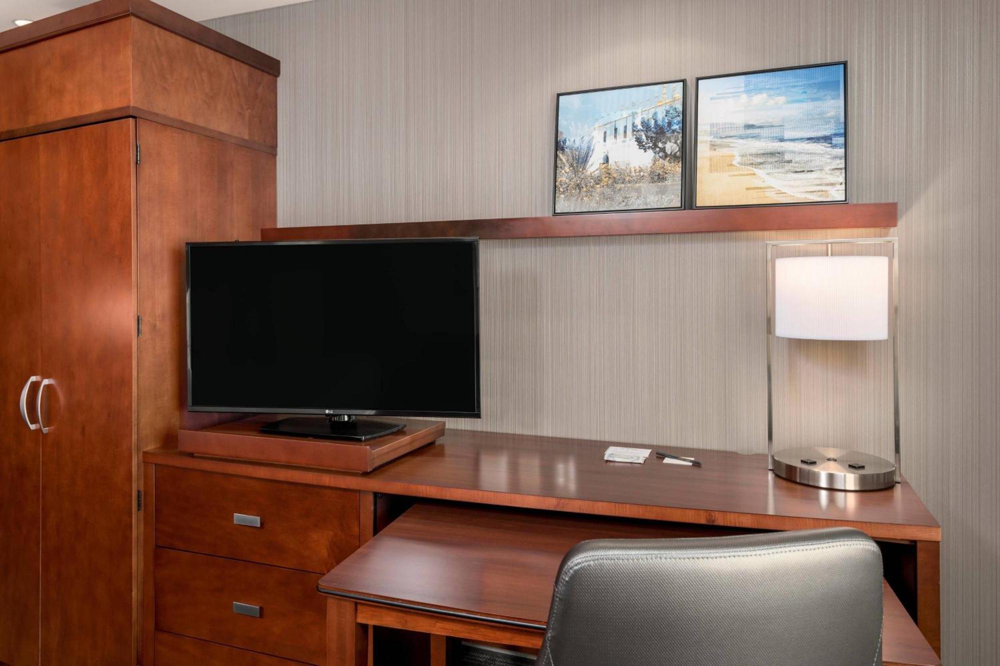 Courtyard By Marriott San Diego Oceanside Bagian luar foto
