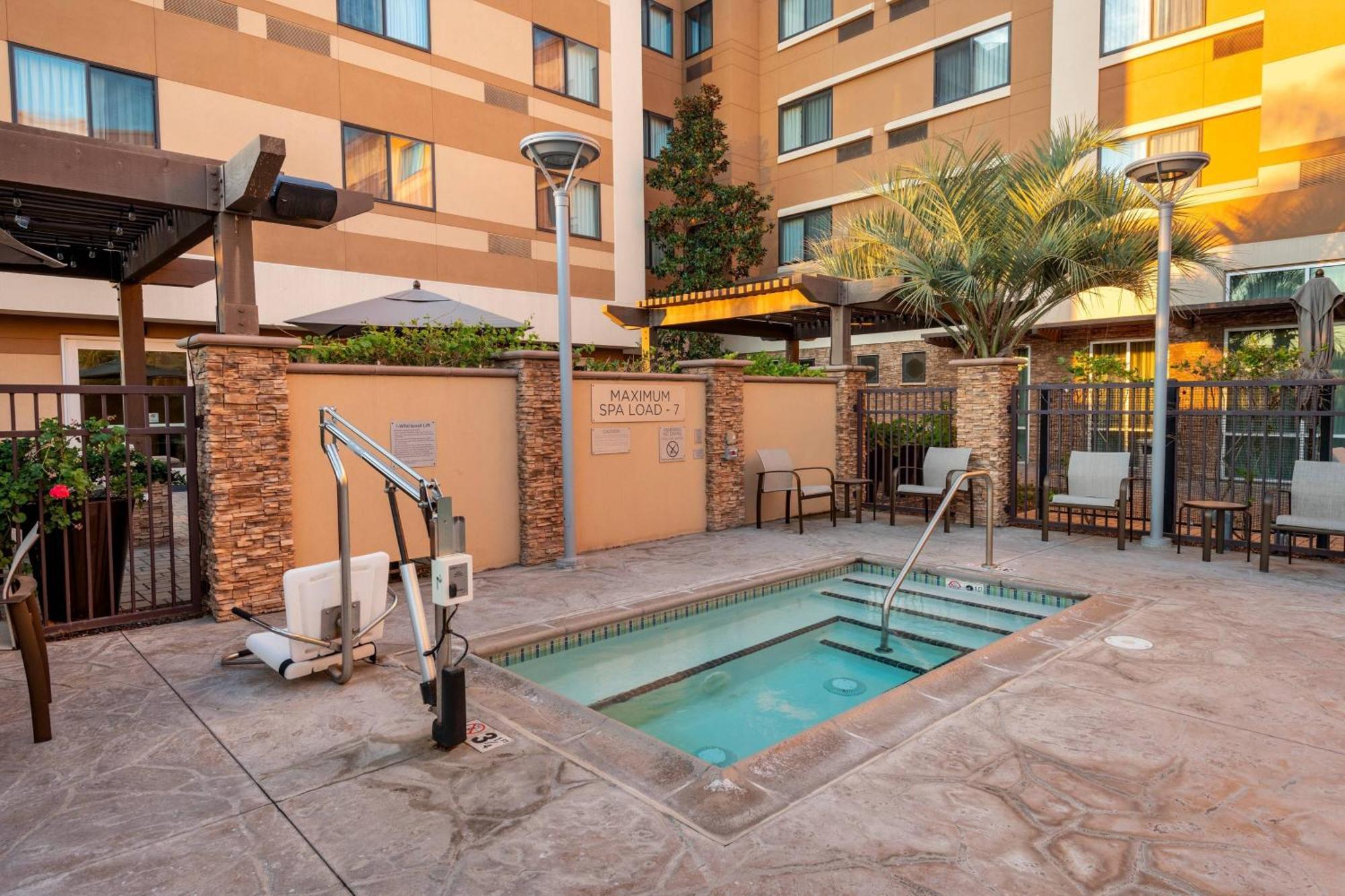 Courtyard By Marriott San Diego Oceanside Bagian luar foto